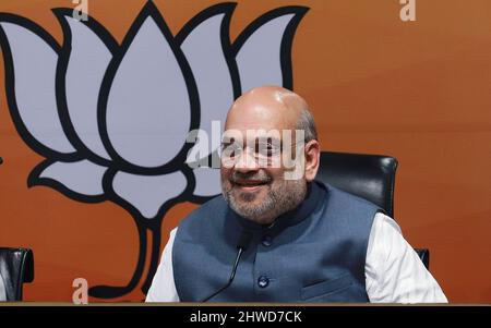 Neu-Delhi, Indien. 05. März 2022. Der indische Innenminister und hochrangige BJP-Chef Amit Shah wurde während einer gemeinsamen Pressekonferenz in der BJP-Parteizentrale gesehen. Er sagte, dass die BJP-Partei in Uttar Pradesh mit der dröhnenden Mehrheit wieder eine Regierung bilden würde und fügte hinzu, dass sie in vier Staaten wieder Regierungen bilden würden: Uttar Padesh, Uttarakhand, Goa und Manipur. In Punjab wird BJP gut abschneiden. Bharatiya Janta Party (BJP) Credit: SOPA Images Limited/Alamy Live News Stockfoto