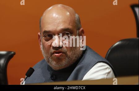 Neu-Delhi, Indien. 05. März 2022. Der indische Innenminister und hochrangige BJP-Chef Amit Shah wurde während einer gemeinsamen Pressekonferenz in der BJP-Parteizentrale gesehen. Er sagte, dass die BJP-Partei in Uttar Pradesh mit der dröhnenden Mehrheit wieder eine Regierung bilden würde und fügte hinzu, dass sie in vier Staaten wieder Regierungen bilden würden: Uttar Padesh, Uttarakhand, Goa und Manipur. In Punjab wird BJP gut abschneiden. Bharatiya Janta Party (BJP) Credit: SOPA Images Limited/Alamy Live News Stockfoto