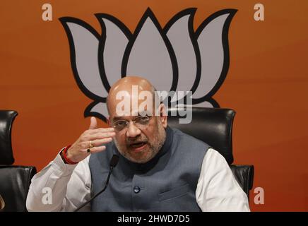 Neu-Delhi, Indien. 05. März 2022. Der indische Innenminister und hochrangige BJP-Chef Amit Shah wurde während einer gemeinsamen Pressekonferenz in der BJP-Parteizentrale gesehen. Er sagte, dass die BJP-Partei in Uttar Pradesh mit der dröhnenden Mehrheit wieder eine Regierung bilden würde und fügte hinzu, dass sie in vier Staaten wieder Regierungen bilden würden: Uttar Padesh, Uttarakhand, Goa und Manipur. In Punjab wird BJP gut abschneiden. Bharatiya Janta Party (BJP) Credit: SOPA Images Limited/Alamy Live News Stockfoto