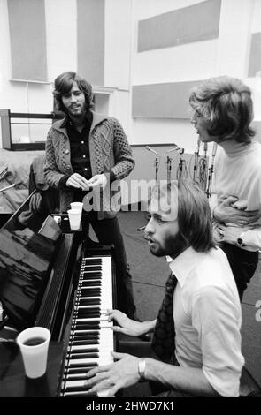 The Gibb Brothers alias The Bee Gees, neu wiedervereint und wieder im Aufnahmestudio zusammen, Soho London 3.. September 1970. Hart an der Arbeit an ihrem ersten united-Venture seit fast zwei Jahren. Barry Gibb (24), der 2 Tage zuvor (1.. Sept.) die ehemalige Schönheitskönigin Linda Gray heiratete, brach seine Flitterwochen, um sich seinen Zwillingsbrüdern Robin & Maurice Gibb im Studio anzuschließen. Stockfoto
