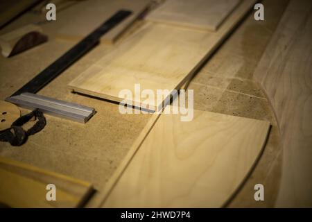 Details der Schreinerei Werkstatt. Holzobjekte auf dem Tisch. Tabelle in der Werkstatt. Werkzeuge in der Garage. Stockfoto