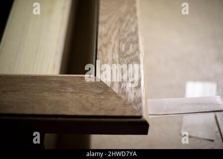 Holzrahmen im Detail. Winkel der Platine. Behandelte Oberfläche des Rahmens für den Spiegel. Möbel aus Holz. Tischlerei. Stockfoto