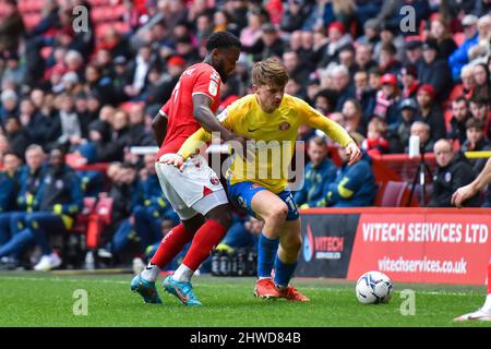 LONDON, GROSSBRITANNIEN. MÄR 5. Dennis Cirkin von Sunderland kämpft während des Sky Bet League 1-Spiels zwischen Charlton Athletic und Sunderland am Samstag, dem 5.. März 2022, im Londoner Valley um den Besitz mit Diallang Jaiyesimi von Charlton. (Kredit: Ivan Yordanov | MI Nachrichten) Kredit: MI Nachrichten & Sport /Alamy Live Nachrichten Stockfoto