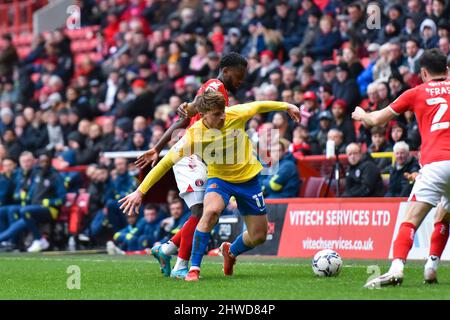 LONDON, GROSSBRITANNIEN. MÄR 5. Dennis Cirkin von Sunderland kämpft während des Sky Bet League 1-Spiels zwischen Charlton Athletic und Sunderland am Samstag, dem 5.. März 2022, im Londoner Valley um den Besitz mit Diallang Jaiyesimi von Charlton. (Kredit: Ivan Yordanov | MI Nachrichten) Kredit: MI Nachrichten & Sport /Alamy Live Nachrichten Stockfoto