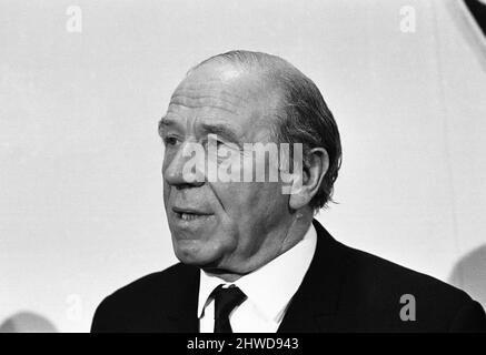 Sir Matt Busby gibt seinen Rücktritt als Manager von Manchester United auf der Pressekonferenz in Old Trafford am Dienstag, den 14.. Januar 1969, bekannt. Sir Matt Busby wurde zum General Manager ernannt und wird bis zum Ende der Saison weiterhin als Teamleiter tätig sein. Stockfoto