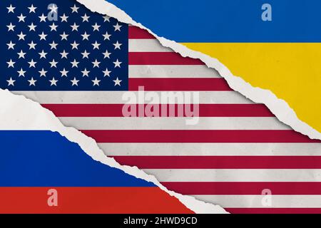 Ukraine, Russland, Vereinigte Staaten Flagge gerissen Papier Grunge Hintergrund. Abstract Ukraine Russland Politik Konflikte, Krieg Konzept Textur Hintergrund. Stockfoto
