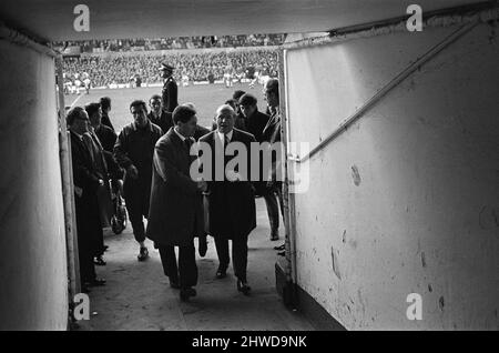 Manchester United 3-2 Leicester City, Division One Spiel im Old Trafford, Samstag, 17.. Mai 1969. Dies ist das letzte Spiel für Teamchef Sir Matt Busby, der in der nächsten Saison die Position des General Managers übernehmen wird. Unser Bild Zeigt ... Frank O'Farrell, Leicester City Manager, schüttelt Matt Busby die Hände, als sie zusammen den Tunnel hinuntergehen. Stockfoto