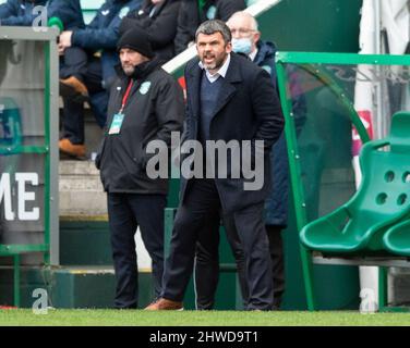 Edinburgh, Großbritannien. 05. März 2022. Cinch Premiership - Hibernian / St. Johnstone. 5/3/2022.St Johnstone Manager, Callum Davidson, schreit Anweisungen an seine Spieler als Hibernian spielen Gastgeber zu St Johnstone in der Cinch Premiership im Easter Road Stadium, Edinburgh, Midlothian, Großbritannien. Quelle: Ian Jacobs/Alamy Live News Stockfoto