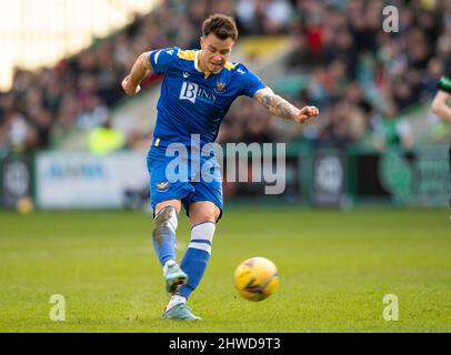 Edinburgh, Großbritannien. 05. März 2022. Cinch Premiership - Hibernian / St. Johnstone. 5/3/2022. Melker Hallberg, der Stürmer von St. Johnstone, schießt auf das Tor, als Hibernian in der Cinch Premiership im Easter Road Stadium, Edinburgh, Midlothian, Großbritannien, Gastgeber von St. Johnstone ist. Quelle: Ian Jacobs/Alamy Live News Stockfoto