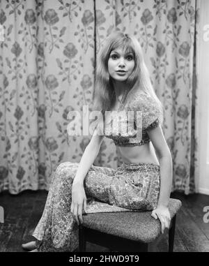 Die 20-jährige Model und Schauspielerin Madeline Smith, die in Kürze die Dreharbeiten zu ihrem zweiten Film „The Vampire Lovers“, einer Hammerproduktion in Elstree, beenden wird. Hier wird sie zu Hause fotografiert. 22.. Februar 1970. *** Ortsüberschrift *** Maddy Smith Stockfoto