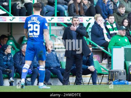 Edinburgh, Großbritannien. 05. März 2022. Cinch Premiership - Hibernian / St. Johnstone. 5/3/2022.St Johnstone Manager, Callum Davidson, schreit Anweisungen an seine Spieler als Hibernian spielen Gastgeber zu St Johnstone in der Cinch Premiership im Easter Road Stadium, Edinburgh, Midlothian, Großbritannien. Quelle: Ian Jacobs/Alamy Live News Stockfoto