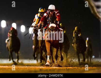 Dubai, SIND. 5. März 2022. EASTERN WORLD mit Jockey RAY DAWSON gewinnt G3 Mahab Al Shimaal über 1200m (6 Furlongs) während des Super Saturday auf der Meydan Racecourse in Dubai, Vereinigte Arabische Emirate, 5. März 2022. (Bild: © Martin Dokoupil/ZUMA Press Wire) Bild: ZUMA Press, Inc./Alamy Live News Stockfoto