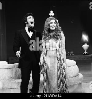 Tom Jones und Raquel Welch am Set von „This is...Tom Jones“. 11.. Januar 1970. Stockfoto