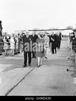 Die Königin und Prinzessin Anne, abgebildet am Flughafen London Heathrow, 2.. März 1970. Auf dem Weg nach Australien, bei einem neunwöchigen Besuch in Fidschi, Tonga, Neuseeland und Australien. Der Herzog von Edinburgh wird heute Abend in Vancouver mit ihnen zusammen sein, er hat nach seinem Besuch in Cape Kennedy in Mexiko Polo gespielt. Der Prinz von Wales wird am 12.. März in Wellington die Königliche Partei einholen. Stockfoto