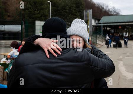 Ubla, Slowakei. 05. März 2022. Kriegsflüchtlinge aus der Ukraine am slowakischen Grenzübergang Vysne Nemecke, am 5. März 2022. Die Ukrainer fliehen vor dem Krieg, nachdem die Ukraine von Russland angegriffen wurde. Quelle: Ondrej Deml/CTK Photo/Alamy Live News Stockfoto