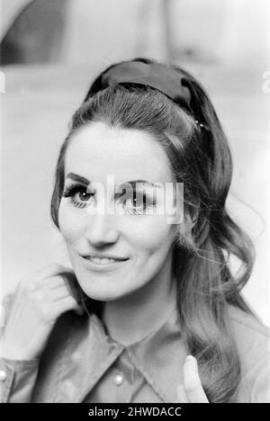 Lesley Gibb (21) Schwester der Brüder Barry, Robin & Maurice Gibb von den Bee Gees, 24.. April 1969. Auf dem Foto vor dem Revolution Club im West End, wo sie mit der Gruppe geprobt hat, macht Lesley ihr Showbiz zum Comback, als sie mit den Bee Gees auf ihrer einstündigen BBC Television Spectacular 'Talk of the Town' singt. Lesley steht für Bruder Robin Gibb, der an nervöser Erschöpfung leidet und nicht erscheinen kann. Lesley ist seit mehr als vier Jahren weg vom Singen, der Grund, ihre 4 Kinder Bernice (4), Barry (18 Monate) & Zwillinge Deborah Victoria & Tiffany Jane (1 Monate). Stockfoto