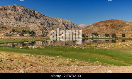 Die Region Taşeli in Antalya, auf einer Höhe von 2.000 Metern, bringt ihre Besucher mit einer friedlichen Natur mit ihren Seen, Bergen und Steinhäusern zusammen. Stockfoto