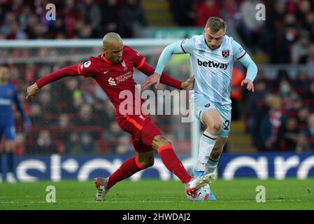 Liverpools Fabinthous (links) und Jarrod Bowen von West Ham United kämpfen während des Spiels der Premier League in Anfield, Liverpool, um den Ball. Bilddatum: Samstag, 5. März 2022. Stockfoto