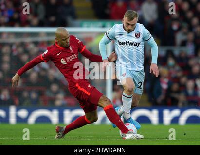 Liverpools Fabinthous (links) und Jarrod Bowen von West Ham United kämpfen während des Spiels der Premier League in Anfield, Liverpool, um den Ball. Bilddatum: Samstag, 5. März 2022. Stockfoto