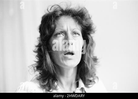 Germaine Greer, Autorin und Dozentin an der University of Warwick, hat in Kürze ein Buch mit dem Titel The Female Eunuch geschrieben. Unser Bild zeigt sie zu Hause in Kensington, London, am 18.. August 1970. Stockfoto