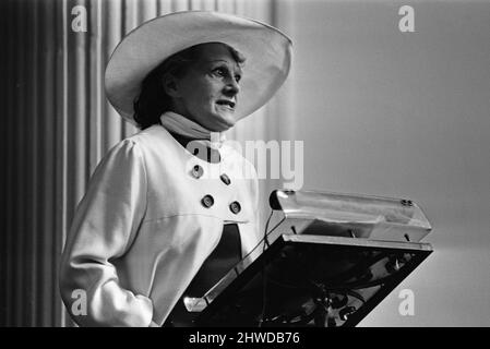 Fernsehkoch Fanny Cradock spricht von der Kanzel, St. Mary Woolnoth Church. 7.. August 1969. Stockfoto