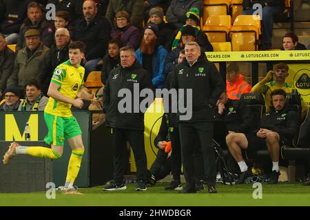 Norwich, Großbritannien. 5.. März 2022 ; Carrow Road, Norwich, Norforlk, England; Premier League Football, Norwich gegen Brentford; Norwich City Manager Dean Smith Credit: Action Plus Sports Images/Alamy Live News Stockfoto