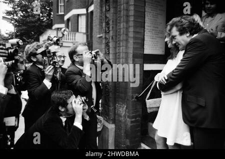 Albert Finney heiratet die französische Schauspielerin Anouk Aimee im Kensington Registry Office. Nach der Zeremonie verließ die Braut das Registerbüro ohne Ring, es gab auch keinen Empfang und keine Flitterwochen - ihr einziges Zugeständnis an die Tradition war ein bester Mann, der Schauspieler Michael Medwin war. 7.. August 1970. Stockfoto