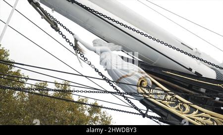 Nahaufnahme der schönen nautischen Galionsfigur eines Weibchens auf dem Bug des Segelschiffs Cutty sark. Greenwich, London. Stockfoto