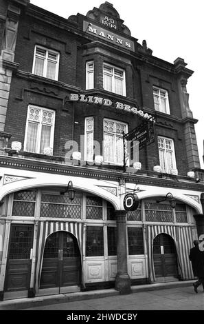 Das „Blind Beggar“ Public House an der Whitechapel Road in Mile End, East London. Die Kneipe erlangte Berühmtheit, als am 11.. März 1966 Richardson-Gang-Mitarbeiter George Cornell angeschossen und getötet wurde. Ronald Kray wurde wegen seines Mordes angeklagt. 10.. Januar 1969. Stockfoto