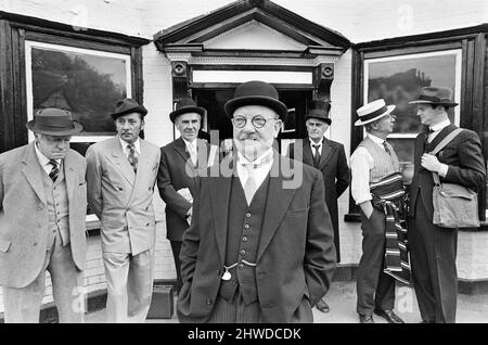 Arthur Lowe (Mitte) als Captain Mainwaring während der Dreharbeiten zum Film „The Dad's Army“ in Chalfont St Giles, Buckinghamshire. Ebenfalls abgebildet sind Arnold Ridley, James Beck, John Le Mesurier, John Laurie, Clive Dunn und Ian Lavender. 13.. August 1970. Stockfoto