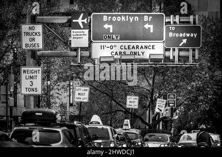 Straßenschilder in Manhattan, die in Richtung Brooklyn Bridge zeigen Stockfoto