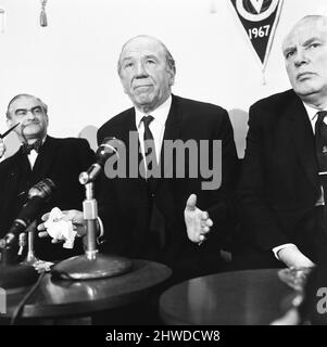 Sir Matt Busby gibt seinen Rücktritt als Manager von Manchester United auf der Pressekonferenz in Old Trafford am Dienstag, den 14.. Januar 1969, bekannt. Sir Matt Busby wurde zum General Manager ernannt und wird bis zum Ende der Saison weiterhin als Teamleiter tätig sein. Im Hintergrund 1967 Pennant für die Liga-Meister, das siebte Mal in ihrer Geschichte und die fünfte unter der Leitung von Matt Busby. Stockfoto