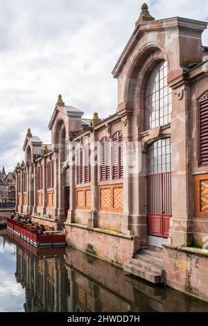 Colmar historisches Zentrum mit Markthalle Stockfoto