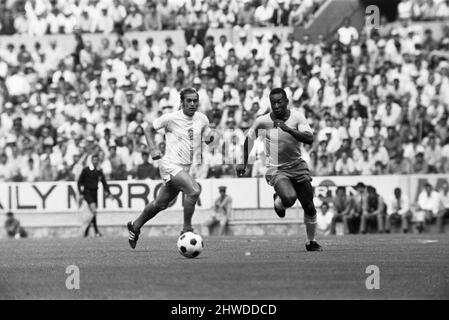 Brasilien gegen die Tschechoslowakei 1970 Weltcup-Gruppe C. Brasilien gewann 4-1On am Vorabend des Eröffnungsspiel Brasiliens bei der WM 1970 waren die Erwartungen nicht so hoch, wie man im Nachhinein denken könnte. Die damals zweifachen Weltmeister hatten im Turnier 1966, das in der Gruppenphase von Portugal und Ungarn besiegt wurde, einen schlechten Eindruck hinterlassen. 1966 ist immer noch Brasiliens schlimmste Leistung in der Weltcup-Geschichte. 1970 begannen die Erinnerungen an die 1958 und 1962 siegreichen Seiten Brasiliens zu verblassen. Garrincha, Didi, Nilton Santos, Vava, Djalma Santos ? Ihre Karriere war lange vorbei. Aber es gab einen einzigen Überlebenden Stockfoto