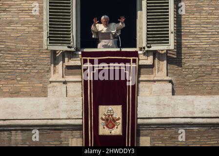 Vatikanstadt, Vatikan 17/02/2013: Papst Benedikt XVI. Angelus-Segen auf dem Petersplatz am 17. Februar 2013 in Vatikanstadt, Vatikan. Der Papst wird am 27. Februar seine letzte wöchentliche öffentliche Audienz auf dem Petersplatz halten, nachdem er letzte Woche seinen Rücktritt angekündigt hatte. ©Andrea Sabbadini Stockfoto