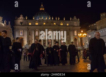 Vatikanstadt, Vatikan 13/02/2013: Treuvolle Blätter am Ende der Messe für den Aschermittwoch, die die Fastenzeit, die vierzigtägige Zeit der Enthaltsamkeit und Entbehrungen für die Christen, vor der Karwoche und Ostern, in der Petersbasilika eröffnet. Papst Benedikt XVI. Trat am Mittwoch zum ersten Mal in der Öffentlichkeit nach seiner schockieren Austrittserklärung auf. ©Andrea Sabbadini Stockfoto