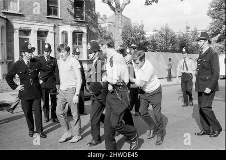 Demonstration der Schwarzen Macht in der Londoner Gegend Paddington und Notting Hill, Sonntag, 9.. August 1970, fand die Demonstration als Reaktion auf wiederholte Polizeirazzien im Mangrove Restaurant statt, das ein wichtiger Treffpunkt der Schwarzen Gemeinde in der Londoner Gegend Notting Hill war. Stockfoto