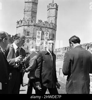 Lord Snowdon diskutiert die Vorbereitungen für die Zeremonie vor der Investitur des Prince of Wales im Caernarfon Castle, Gwynedd, Wales. 30.. Juni 1969. Stockfoto