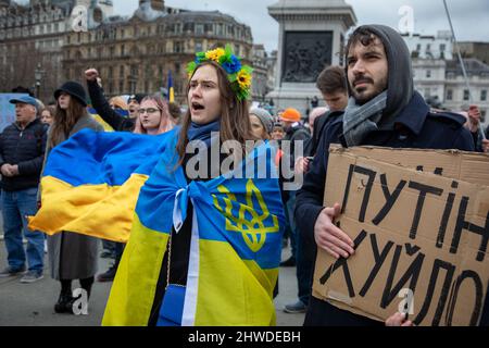 London, Großbritannien. 5.. März 2022. Eine ukrainische Frau auf dem Trafalgar Square, wo sich Demonstranten versammelt haben, um mit den Menschen in der Ukraine zu stehen, während Putins Krieg in Russland weitergeht. Quelle: Kiki Streitberger/Alamy Live News Stockfoto