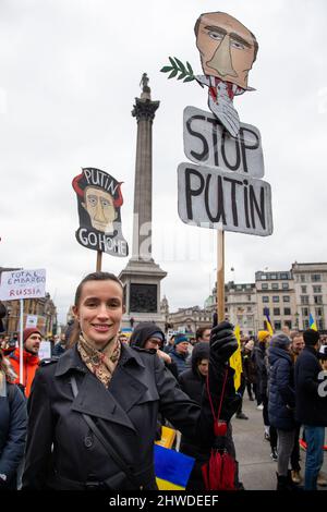 London, Großbritannien. 5.. März 2022. Demonstranten haben sich auf dem Trafalgar Square versammelt, um mit den Menschen in der Ukraine zu stehen, während Putins Krieg in Russland weitergeht. Quelle: Kiki Streitberger/Alamy Live News Stockfoto