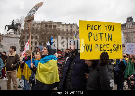 London, Großbritannien. 5.. März 2022. Demonstranten haben sich auf dem Trafalgar Square versammelt, um mit den Menschen in der Ukraine zu stehen, während Putins Krieg in Russland weitergeht. Quelle: Kiki Streitberger/Alamy Live News Stockfoto