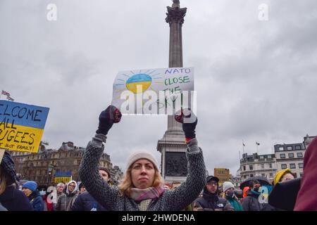 London, Großbritannien. 5.. März 2022. Tausende von Menschen versammelten sich am elften Tag der Proteste auf dem Trafalgar Square, während der russische Angriff auf die Ukraine fortgesetzt wird. Kredit: Vuk Valcic/Alamy Live Nachrichten Stockfoto