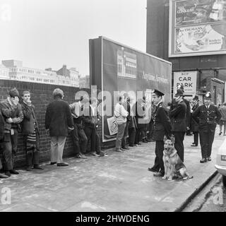 Skinheads treffen sich in der Farringdon Road, London. Zwanzig bis dreißig Jugendliche wurden entlang der Farringdon Road verfolgt, nachdem sie einen verbebten Zug und einen angeblichen Angriff auf einen Mann verübt hatten. Die Häupter wurden angehalten und mussten ihre Stiefel ausziehen, während die Polizei sie an einer Wand anstellte und sie durchsuchte. Bild zeigt: Jugendliche stehen an der Wand, während die Polizei Ermittlungen anstellt. 4.. April 1970. Stockfoto
