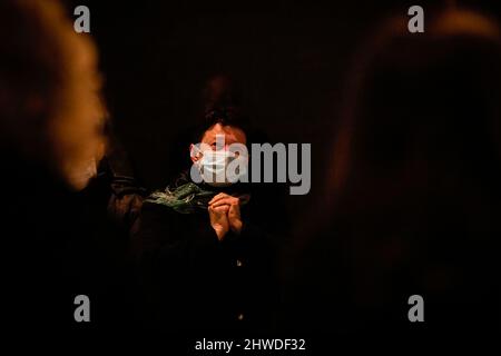 Porto, Portugal. 04. März 2022. Eine Frau aus dem Chor der Ukrainisch-Orthodoxen Pfarrei St. Pantaleon sah während der Mahnwache weinen. In der Cedofeita-Kirche in Porto fand eine gemeinsame Mahnwache für das ukrainische Volk statt, die von der Ukrainisch-Orthodoxen Pfarrei St. Pantaleon, der Ukrainisch-Griechisch-Katholischen Kirche und der Katholischen Pfarrei Cedofeita organisiert wurde. (Foto von Teresa Nunes/SOPA Images/Sipa USA) Quelle: SIPA USA/Alamy Live News Stockfoto