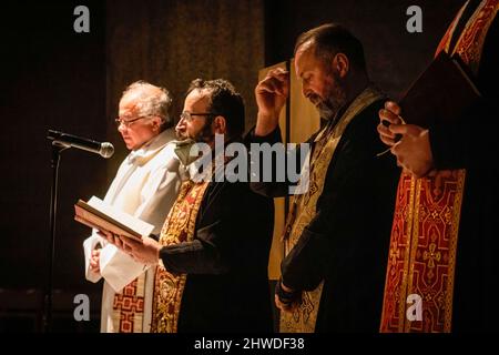 Porto, Portugal. 04. März 2022. Pater Ignacio von der Ukrainisch-Orthodoxen Pfarrei St. Pantaleon leitet die Gebete während der Mahnwache. In der Cedofeita-Kirche in Porto fand eine gemeinsame Mahnwache für das ukrainische Volk statt, die von der Ukrainisch-Orthodoxen Pfarrei St. Pantaleon, der Ukrainisch-Griechisch-Katholischen Kirche und der Katholischen Pfarrei Cedofeita organisiert wurde. (Foto von Teresa Nunes/SOPA Images/Sipa USA) Quelle: SIPA USA/Alamy Live News Stockfoto