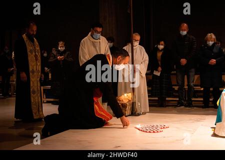 Porto, Portugal. 04. März 2022. Pater Luka Bendyk von der griechisch-katholischen Kirche in der Ukraine zündet während der Mahnwache eine Kerze an. In der Cedofeita-Kirche in Porto fand eine gemeinsame Mahnwache für das ukrainische Volk statt, die von der Ukrainisch-Orthodoxen Pfarrei St. Pantaleon, der Ukrainisch-Griechisch-Katholischen Kirche und der Katholischen Pfarrei Cedofeita organisiert wurde. (Foto von Teresa Nunes/SOPA Images/Sipa USA) Quelle: SIPA USA/Alamy Live News Stockfoto