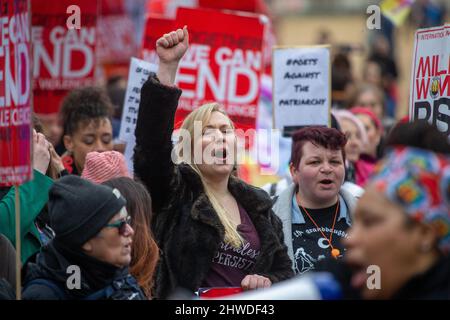 London, England, Großbritannien. 5. März 2022. Frauen protestieren vor dem Hintereingang der Downing Street während des „Million Women Rise“-marsches gegen männliche Gewalt. (Bild: © Tayfun Salci/ZUMA Press Wire) Stockfoto