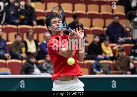 HELSINGBORG 20220305 der japanische Taro Daniel in Aktion während dieses Einzelspieles gegen den schwedischen Dragos Madaras während der Qualifikation für die Playoffs im Davis Cup zwischen Schweden und Japan in der Helsingborg Arena am Samstag, 5. März 2022. Foto anders Bjuro / TT kod 11830 Stockfoto