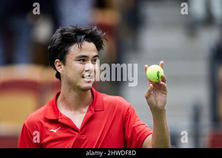 HELSINGBORG 20220305 der japanische Taro Daniel in Aktion während dieses Einzelspieles gegen den schwedischen Dragos Madaras während der Qualifikation für die Playoffs im Davis Cup zwischen Schweden und Japan in der Helsingborg Arena am Samstag, 5. März 2022. Foto anders Bjuro / TT kod 11830 Stockfoto