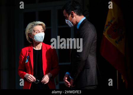 Madrid, Spanien. 05. März 2022. Madrid Spanien; 05.03.2022.- Spaniens Präsident Pedro Sánchez empfängt die Präsidentin der Europäischen Kommission, Ursula von der Leyen, im La Moncloa-Komplex, Sitz der Regierung des Königreichs Spanien.Quelle: Juan Carlos Rojas/dpa/Alamy Live News Stockfoto